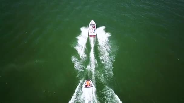 Drone Tiro Barco Lago Verde Puxando Atrás Dele Tubo Com — Vídeo de Stock