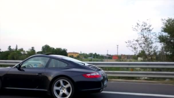 Otoyolda Eski Usul Porsche Kullanan Insanlar — Stok video