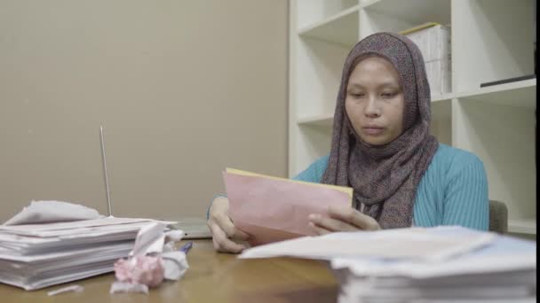 Mulher Muçulmana Sudeste Asiático Olhando Sobre Contas Meio Pilhas Correio — Vídeo de Stock