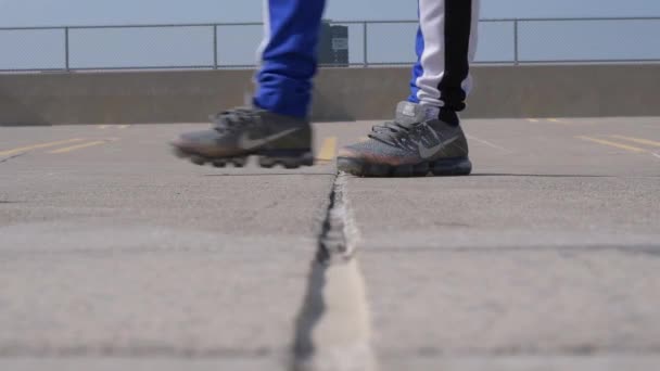 Egy Férfi Sétál Kamera Felé Egy Parkolóban — Stock videók