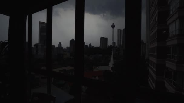 Blitz Schlägt Aus Hochhausfenster Kuala Lumpur Ein — Stockvideo