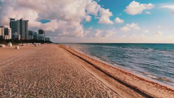 Sabbia Dorata Una Città Sull Oceano Spiaggia Aerea — Video Stock