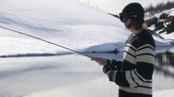 Pesca Com Mosca Buraco Gelo Primavera Riksgrnsen Lapônia Sueca — Vídeo de Stock