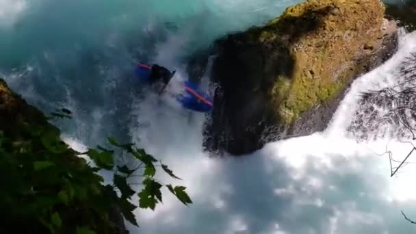 Kayak Aguas Bravas Pasando Cascada Azul Slow Motion Tiro Medio — Vídeos de Stock