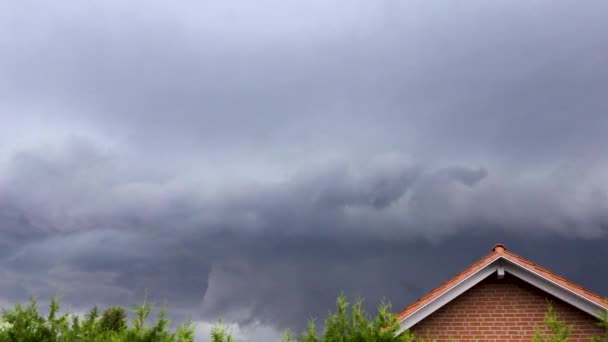 夏の雷雨の前の灰色の雲 — ストック動画