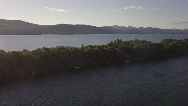 ニューヨークのジョージ湖の真ん中にあるキャンプ島の美しいドローンの空中飛行アディロンダック公園 — ストック動画