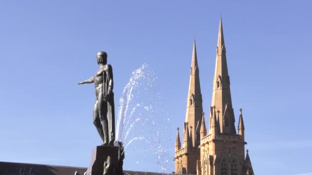 Arka Planda Katedral Olan Bir Heykel Resmi Hyde Park Mary — Stok video