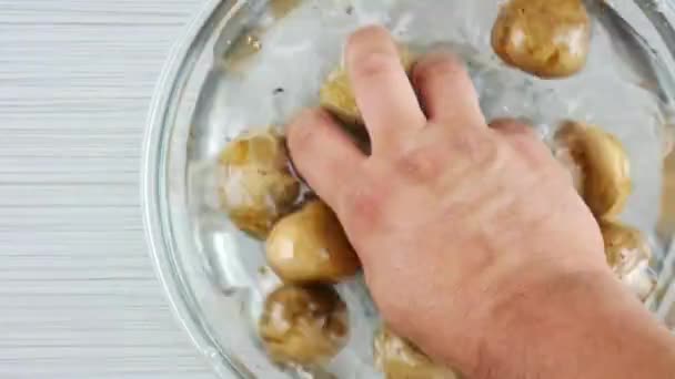 清理水中的蘑菇 — 图库视频影像