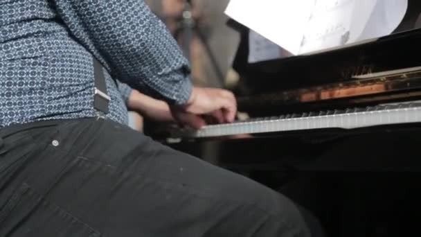 Detailní Záběr Rukou Hrajících Klavír Během Venkovního Koncertu — Stock video