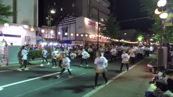 Groepen Dansers Paraderen Door Straat Terwijl Hun Versies Van Hanagasa — Stockvideo
