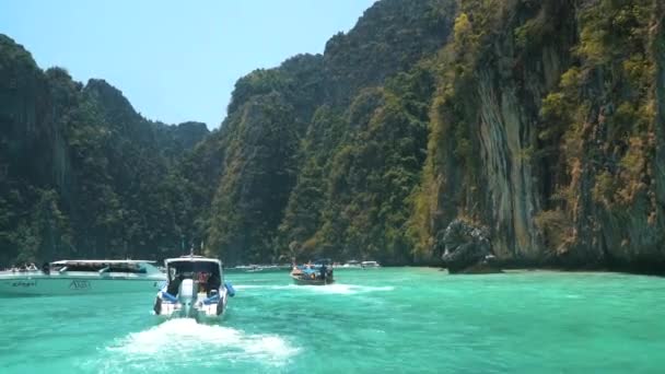 Båtar Rör Sig Mot Stranden Thailand — Stockvideo