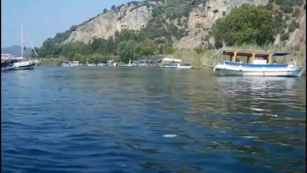 부두를 떠나는 강배들 지중해 하류에서 호수에서 하루를 관광객들로 — 비디오