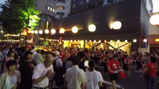 야마가타 일본의 축제에서 행진하는 댄서들의 그룹들 — 비디오