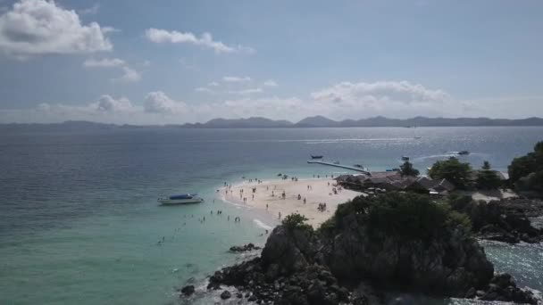 Plano Aéreo Volando Sobre Concurrida Playa Isla Tailandesa Barcos Que — Vídeos de Stock