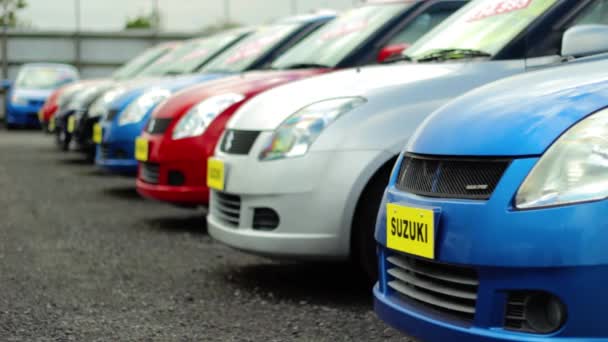 Suzuki Gesekan Untuk Dijual Dalam Antrean Halaman Mobil — Stok Video
