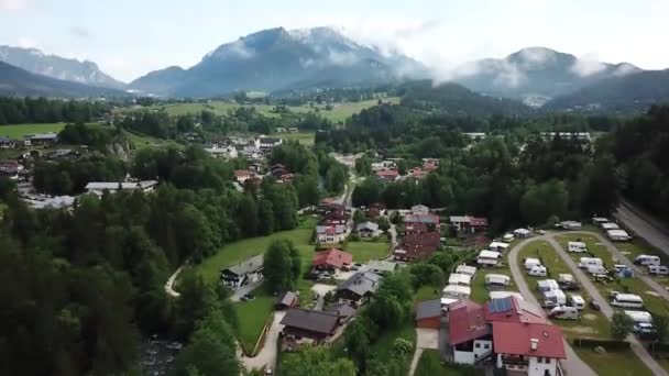 Europeiska Berg Stad Drönare Skott Ovanifrån — Stockvideo