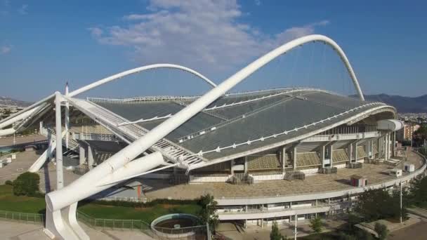 一架无人驾驶飞机在美丽的斯皮罗 路易斯奥林匹克体育场旁边盘旋 摄像机朝下倾斜着 — 图库视频影像