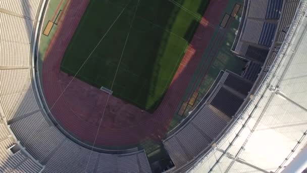 Aves Aéreas Vista Olhos Voando Para Trás Sobre Campo Futebol — Vídeo de Stock