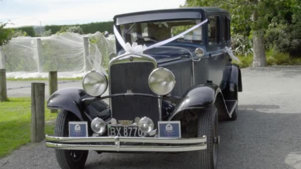 一辆停放在婚礼上的老式汽车的宽轨道照片 — 图库视频影像