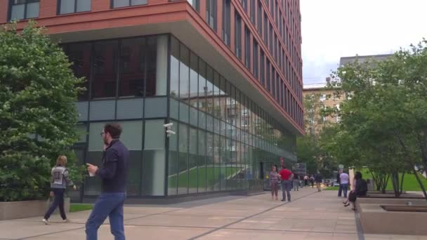 Ludzie Chodzą Pracy Biurowej Centrum Biznesowego Mijając Kawiarnię Wietrzny Letni — Wideo stockowe