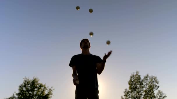 Homme Jonglant Cinq Boules Coucher Soleil Silhouette Ralenti — Video