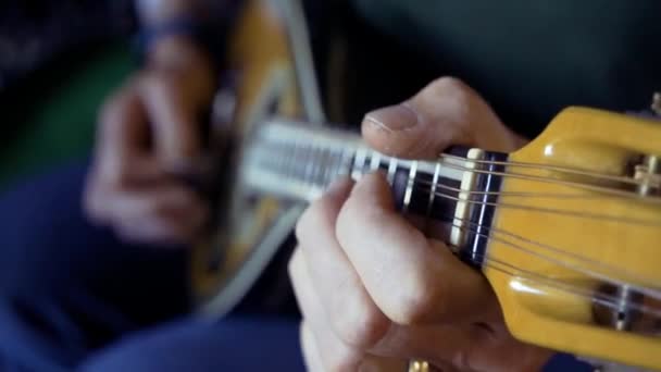 Close Shot Van Vrouw Spelen Mandoline — Stockvideo