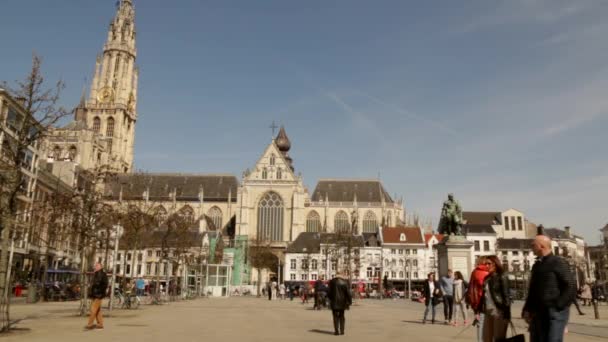 人々は暖かい春の夏の日にアントワープベルギー市内中心部のフレームで歩く — ストック動画
