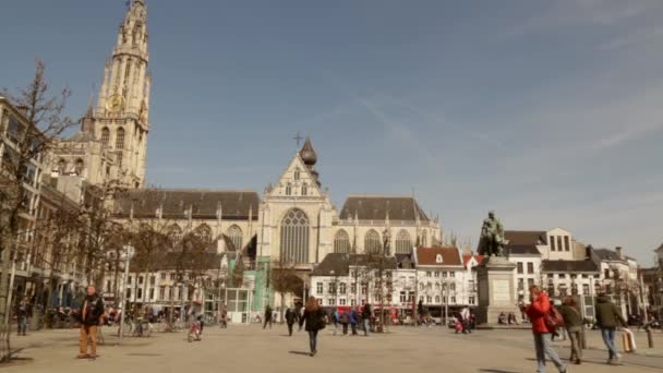 Homem Anda Bicicleta Através Moldura Cidade Bélgica Antwerp Centro Praça — Vídeo de Stock