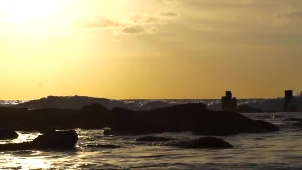 Zonsondergang Zee Terwijl Golven Rotsen Raken — Stockvideo