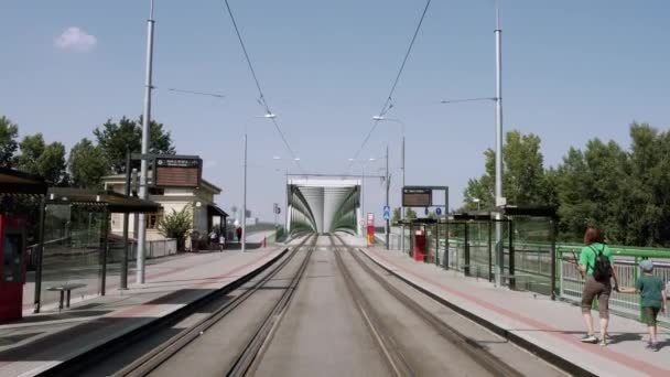 Caminando Puente Bratislava — Vídeo de stock