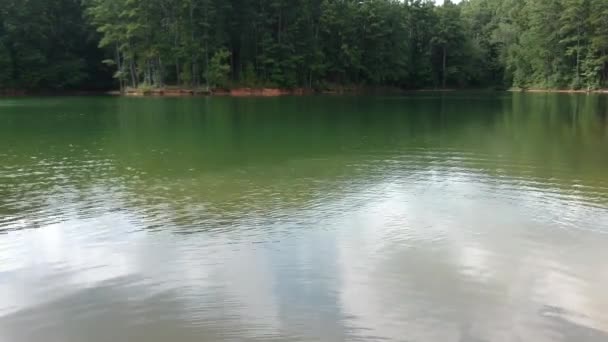无人机在水面上飞行 — 图库视频影像