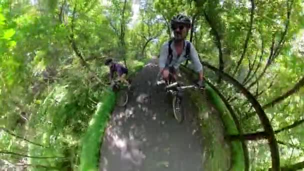 Hombre Mujer Maduros Bicicleta Por Sendero Pavimentado Día Verano — Vídeos de Stock