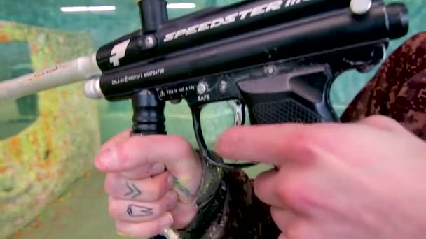 Meisjes Jongens Spelen Indoor Paintball — Stockvideo