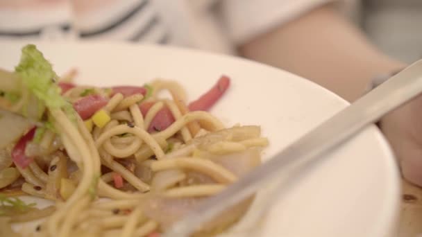 Una Comida Vegetariana Espaguetis Fritos Estilo Chino Con Pimiento Rojo — Vídeos de Stock
