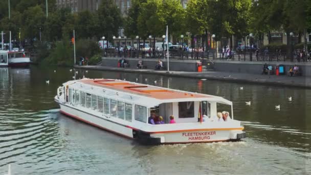 Longboat Con Turisti Che Passano Lago Una Giornata Sole Amburgo — Video Stock