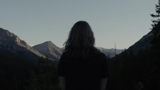 Een Vrouw Wandelt Tussen Torenhoge Bergtoppen — Stockvideo