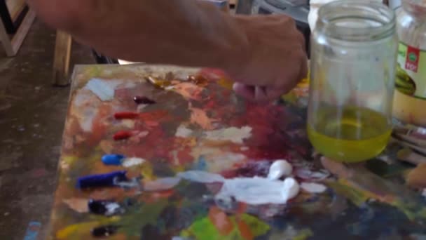 Artysta Malarstwa Atelier Czerwony Kolor Przechył Dłoni Się Powoli — Wideo stockowe