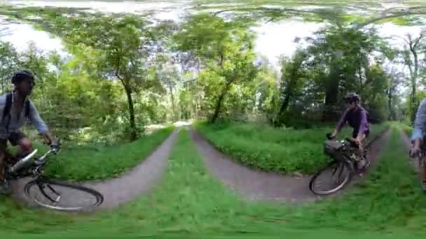 360 Von Reifen Mann Und Frau Radfahren Auf Schmutz Einem — Stockvideo