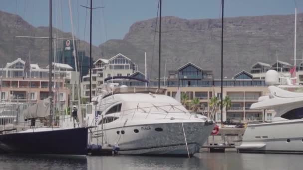 Slow Motion Passing Luxury Boats Ships Vitctoria Alfred Waterfront Cape — Stock Video