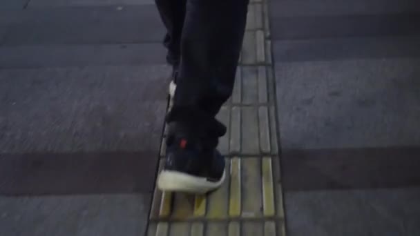 Primer Plano Los Zapatos Que Utilizan Por Hombre Que Camina — Vídeo de stock