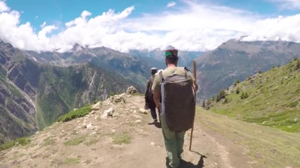 Twee Mannelijke Trekking Uitlopers Van Himalaya Met Een Breed Schot — Stockvideo