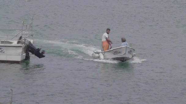 Dos Pescadores Hablando Conduciendo Por Puerto Cascais Pequeño Bote Moción — Vídeo de stock