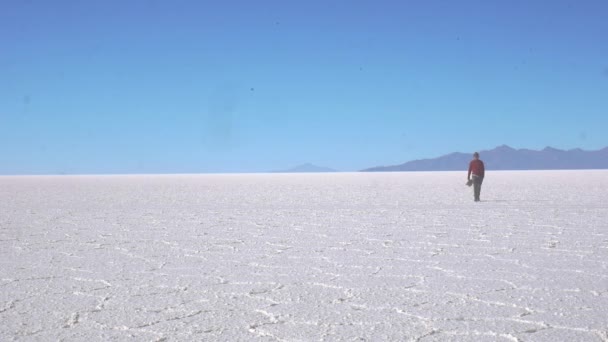 Cestovatel Kráčející Kameře Solných Plochých Jezerech Salar Uyuni Bolívii — Stock video