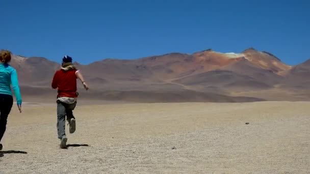Een Meisje Een Jongen Beide Toeristen Rennen Door Boliviaanse Woestijn — Stockvideo