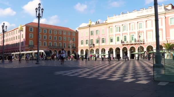 Ludzie Ruch Uliczny Place Massena Nicei Francja Tramwaj Przechodzi Przez — Wideo stockowe