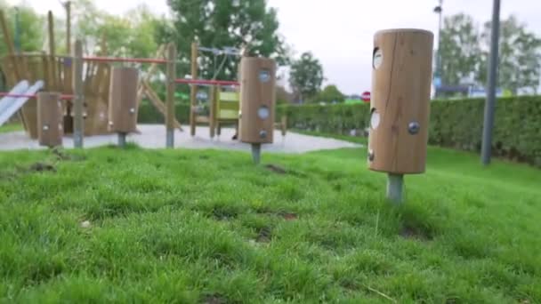 Die Sicht Eines Kindes Das Auf Einem Spielplatz Spaziert — Stockvideo