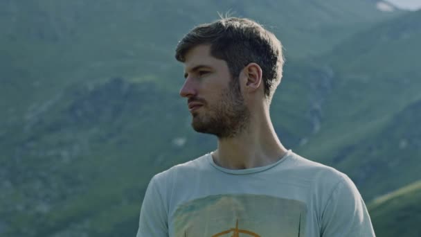Άνθρωπος Μπροστά Από Λίμνη Βουνό Καλοκαίρι Έρχονται Στο Επίκεντρο — Αρχείο Βίντεο