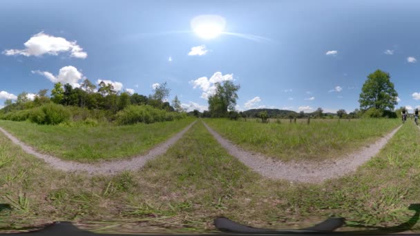 Macchina Fotografica Fermo Come Coppie Motociclisti Andare Verso Essa Lontano — Video Stock