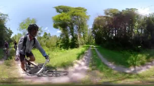 360 ของการข กรยานก ใหญ ฬาและชายอ กคนบนกรวดบนท ราบส Allegheny นทางข กรยานนอก — วีดีโอสต็อก