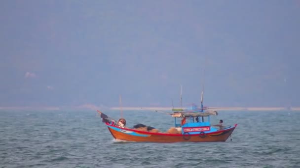 南シナ海 Nha Trang 中央ベトナム アジア 2018年8月26日 南シナ海を航行するベトナム漁船 漁網を鋳造する木製ボートでの深い海釣り — ストック動画